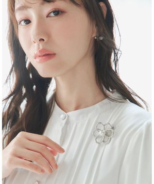 Tiaclasse 【安田美沙子さんスタイリングアイテム】フラワーモチーフブローチ シルバー