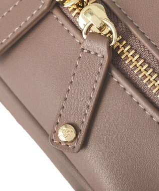 Maison de FLEUR チャーム付きスクエアボストンバッグ Brown