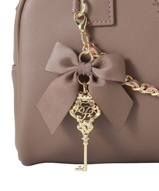 Maison de FLEUR チャーム付きスクエアボストンバッグ Brown