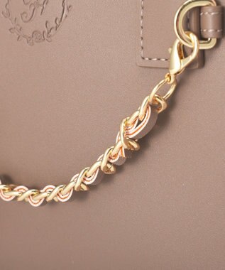 Maison de FLEUR チャーム付きスクエアボストンバッグ Brown