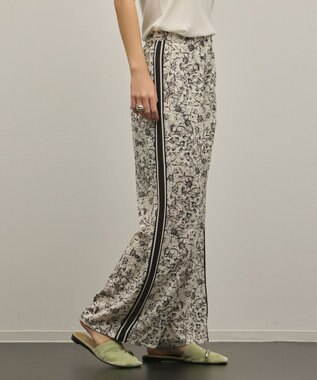 GRACE CONTINENTAL モノトーンフラワープリントパンツ キナリ