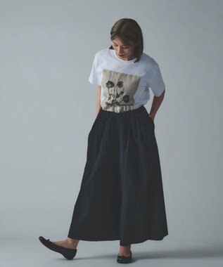 muuc 〈コットン100% 透けにくい厚みの6.2オンス〉ポピー花刺繍の Tシャツ ホワイトブラック