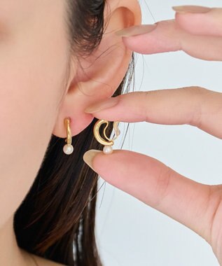 Phoebe <オンワード限定セット>痛くないシリーズ/金属アレルギー対応ソロパールフープライトフィットイヤリング×フォーマルパールビジューハーフブローチ ホワイト