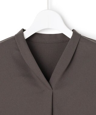 ICB ライトストレッチアムンゼン Vネックカットソー チャコール