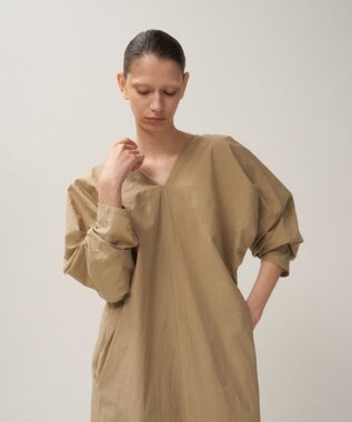 ATON CATCH WASHER COTTON | Vネックドレス BEIGE