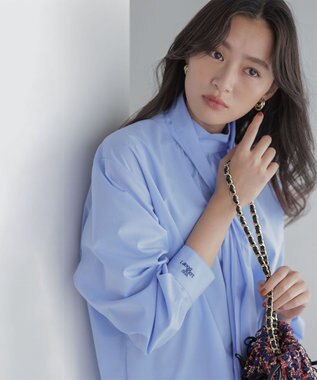組曲 S 【加藤ローサさん着用 / 前後着用可】コットンタッチシャーティング刺繍入り ブラウス ブルー系