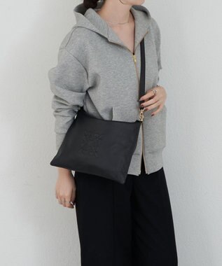 russet エンボスモノグラム ソフトレザーショルダーバッグ(CE-1547) Black