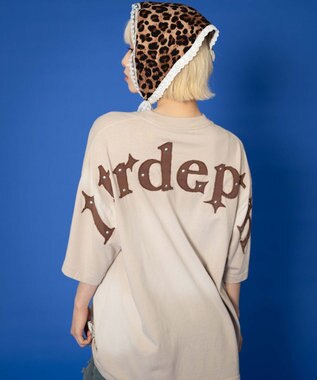 WEGO 【ユニセックス着用ITEM】バックスタッズグラフィックT（SS） ベージュ