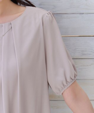 Tiaclasse ネックレス風チャーム付き裾バルーンブラウス ベージュ