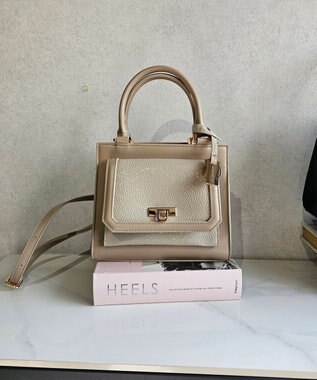 style code 【MERCURYDUO/マーキュリーデュオ】メタリッククラック調型押し フラップハンドバッグ グレージュ