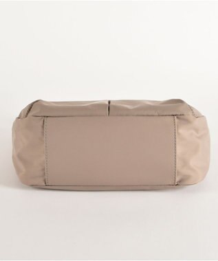 Y'SACCS ナイロンタフタショルダーバッグ　ミディアム グレイッシュベージュ