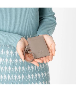 CLATHAS ワッフル リール付きパスケース グレージュ