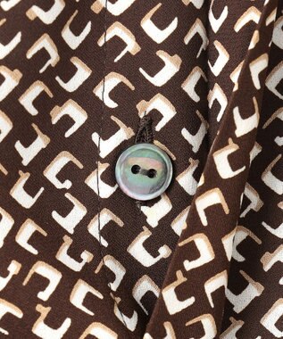 23区 【洗える】モダンジオメトリックプリント ブラウス ダークブラウン系