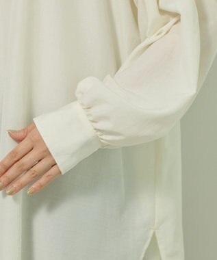 Green Parks ｅａｓｅ　ｂｌｕｅ．バックシャーリングブラウス Off White