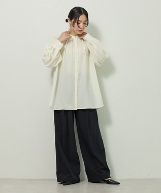 Green Parks ｅａｓｅ　ｂｌｕｅ．バックシャーリングブラウス Off White