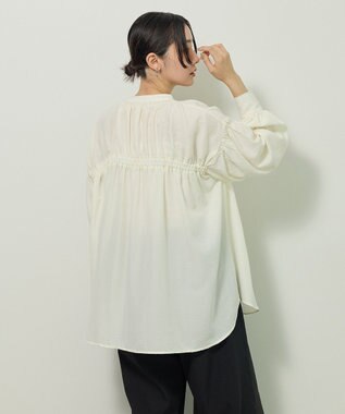 Green Parks ｅａｓｅ　ｂｌｕｅ．バックシャーリングブラウス Off White