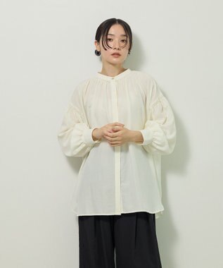 Green Parks ｅａｓｅ　ｂｌｕｅ．バックシャーリングブラウス Off White