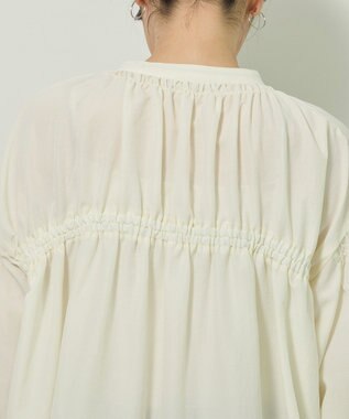 Green Parks ｅａｓｅ　ｂｌｕｅ．バックシャーリングブラウス Off White