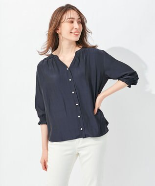 自由区 【WEB限定/セットアップ着用可/洗える】ブライトサテンライト Vネックブラウス ネイビー系