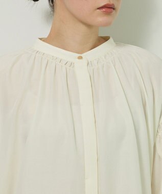 Green Parks ｅａｓｅ　ｂｌｕｅ．バックシャーリングブラウス Off White