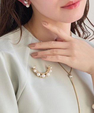 Phoebe <オンワード限定セット>痛くないシリーズ/金属アレルギー対応ソロパールフープライトフィットイヤリング×フォーマルパールビジューハーフブローチ ホワイト