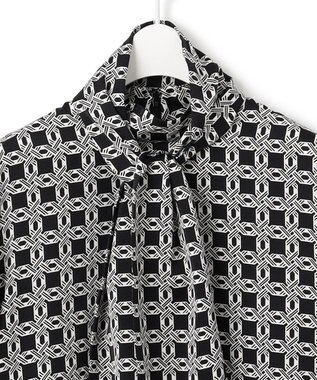 ICB 【洗える】レトロウォールペーパープリント ブラウス オフホワイト×ブラック系