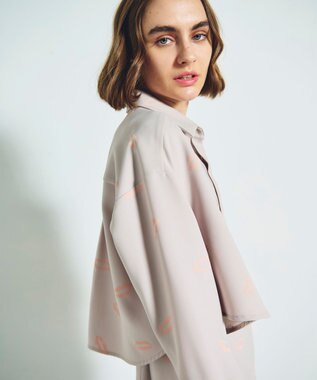 GRACE CONTINENTAL リップモチーフショートシャツ ベージュ