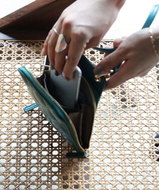 23区 【新色追加】キルティング スマホ ポシェット ダークグリーン系