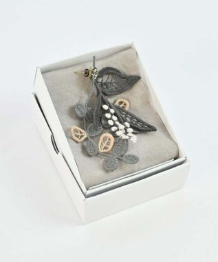 AND WOOL ミモザ刺繍のピアス グレー