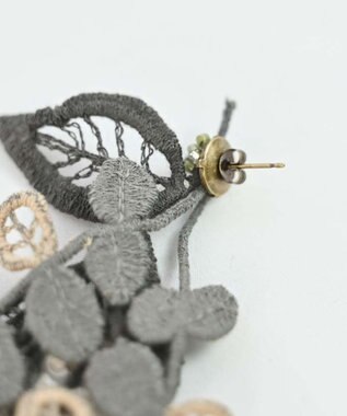 AND WOOL ミモザ刺繍のピアス グレー