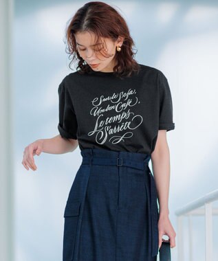 23区 【井波麻里衣さんコラボ】カリグラフィー プリント Tシャツ ブラック×フロスト