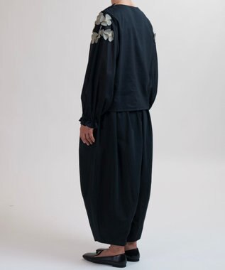 muuc 〈コットン100%強撚糸〉〈遠州織物の工場で織られた上質な生地〉〈清涼感とシアー感〉コットンシフォンドビー 花モチーフ付きブラウス ブラック