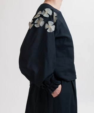 muuc 〈コットン100%強撚糸〉〈遠州織物の工場で織られた上質な生地〉〈清涼感とシアー感〉コットンシフォンドビー 花モチーフ付きブラウス ブラック