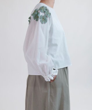 muuc 〈コットン100%強撚糸〉〈遠州織物の工場で織られた上質な生地〉〈清涼感とシアー感〉コットンシフォンドビー 花モチーフ付きブラウス ホワイト