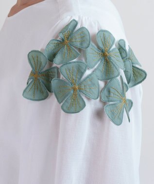 muuc 〈コットン100%強撚糸〉〈遠州織物の工場で織られた上質な生地〉〈清涼感とシアー感〉コットンシフォンドビー 花モチーフ付きブラウス ホワイト