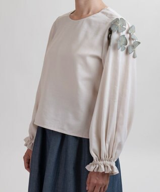 muuc 〈コットン100%強撚糸〉〈遠州織物の工場で織られた上質な生地〉〈清涼感とシアー感〉コットンシフォンドビー 花モチーフ付きブラウス ベージュ