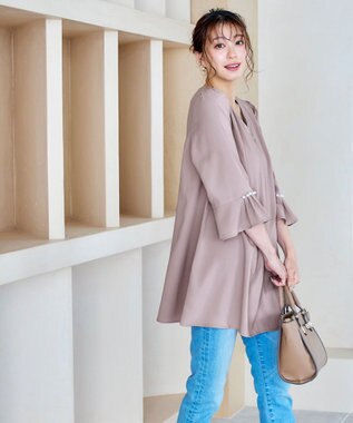 Tiaclasse 【洗える】タックフレアパール付き袖チュニックブラウス グレージュ