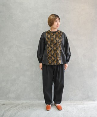 muuc 〈遠州織物の工場で織られた上質なコットン生地〉イラカ刺繍切り替え ボリューム袖 プルオーバーブラウス ブラック