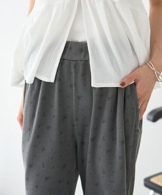 earth music&ecology フラワーピグメントリブフレアパンツ Charcoal Gray