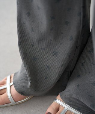earth music&ecology フラワーピグメントリブフレアパンツ Charcoal Gray