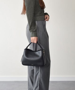 INTER-CHAUSSURES 【LORISTELLA】シュリンクレザーハンドバッグ ブラック