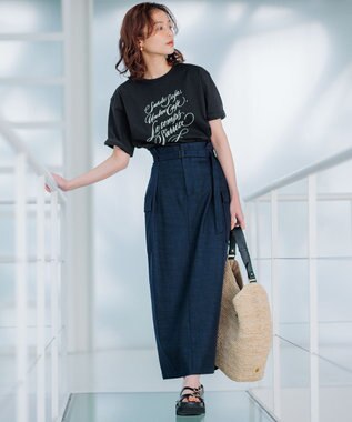 23区 【井波麻里衣さんコラボ】カリグラフィー プリント Tシャツ ブラック×フロスト