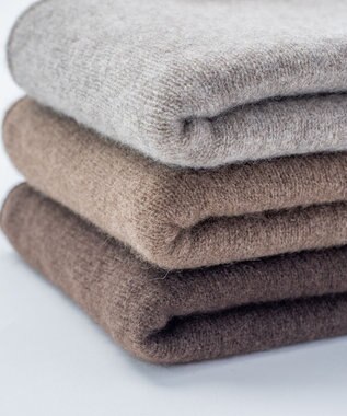 AND WOOL 〈上質な素材と手仕事から生まれた優しいニット〉ヤクの糸を編んだ大判ストール ブラウン