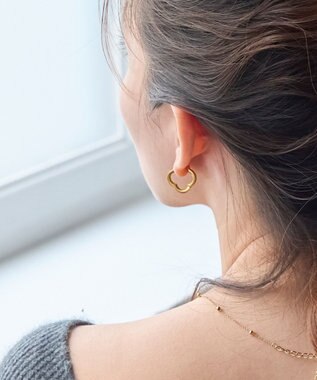 Phoebe 【金属アレルギー対応】フラワーワンタッチフープピアス　ゴールド/サージカルステンレス ゴールド