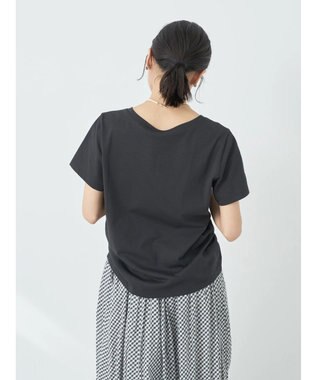 earth music&ecology ＶネックＴシャツ（汗じみ防止） Off White