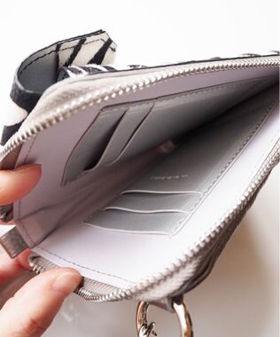 LA BAGAGERIE 【インスタグラマー chiyoさん×LA BAGAGERIE】コンビスマホショルダー シルバー×ゼブラ