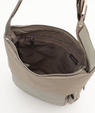 Y'SACCS リサイクルナイロン×カウレザー ラップポシェット グレージュ