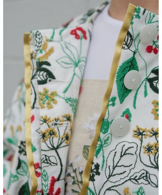 muuc 筆記帳刺繍ショートコート〈国産・muucオリジナル総柄刺繍〉〈上質な綿混ダンガリー〉〈中に着込めるゆとり袖・Aライン〉〈3シーズン春秋冬〉 ホワイト