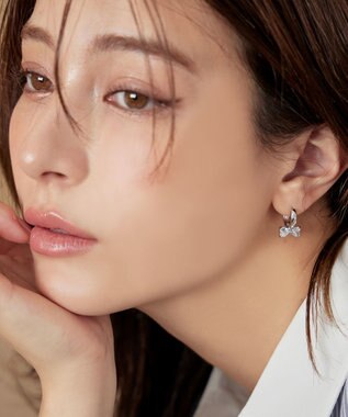 Tiaclasse 【金属アレルギー対応・選べる2タイプ】クリスタルリボンピアス シルバーA