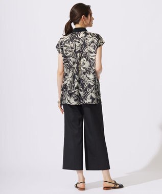 自由区 【カタログ掲載・洗える】モノトーンフラワープリント ブラウス オフｘブラック